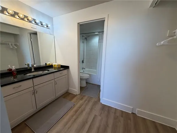 $1,950 | 600 East 8th Street, Unit TSG, Kansas City, MO 64106