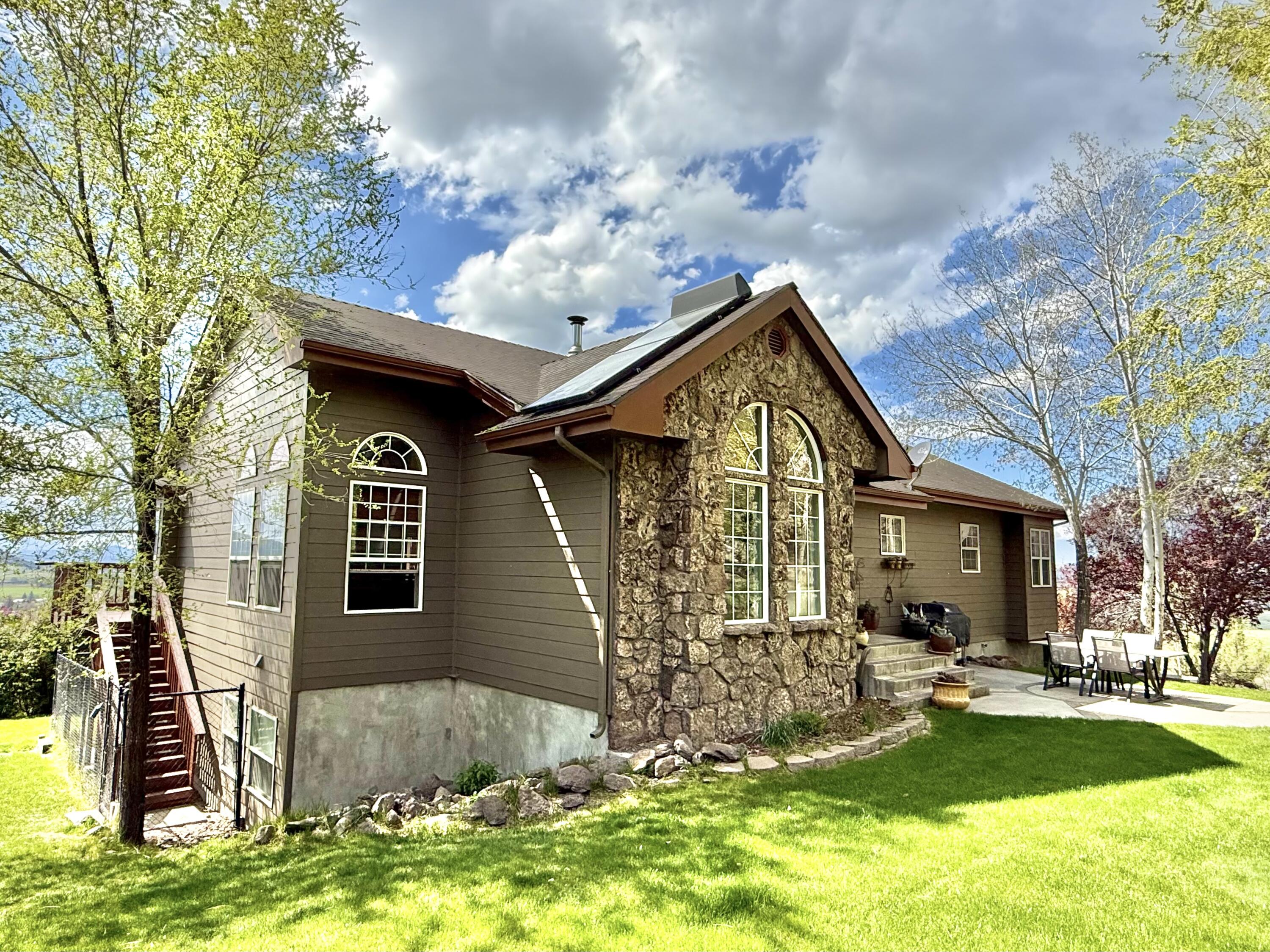 13351 Crystal Springs Road Klamath Falls, OR 97603 - Photo 2 of 51 a front view of a house with garden