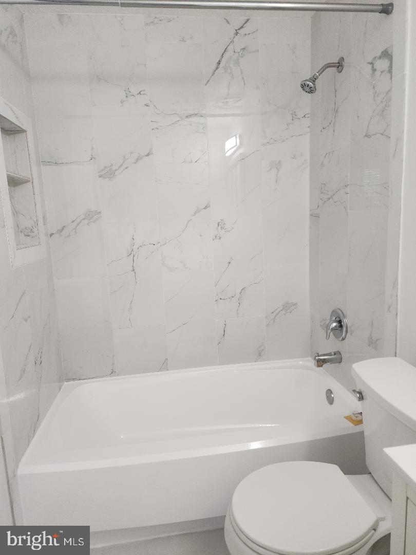 6022 Independence Way Alexandria, VA 22312 - Photo 21 of 26 Tub- to- ceiling tile surround + new tile floor