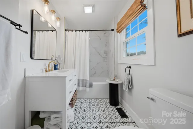 $273,700 | 524 Hibriten Drive Southeast, Lenoir, NC 28645