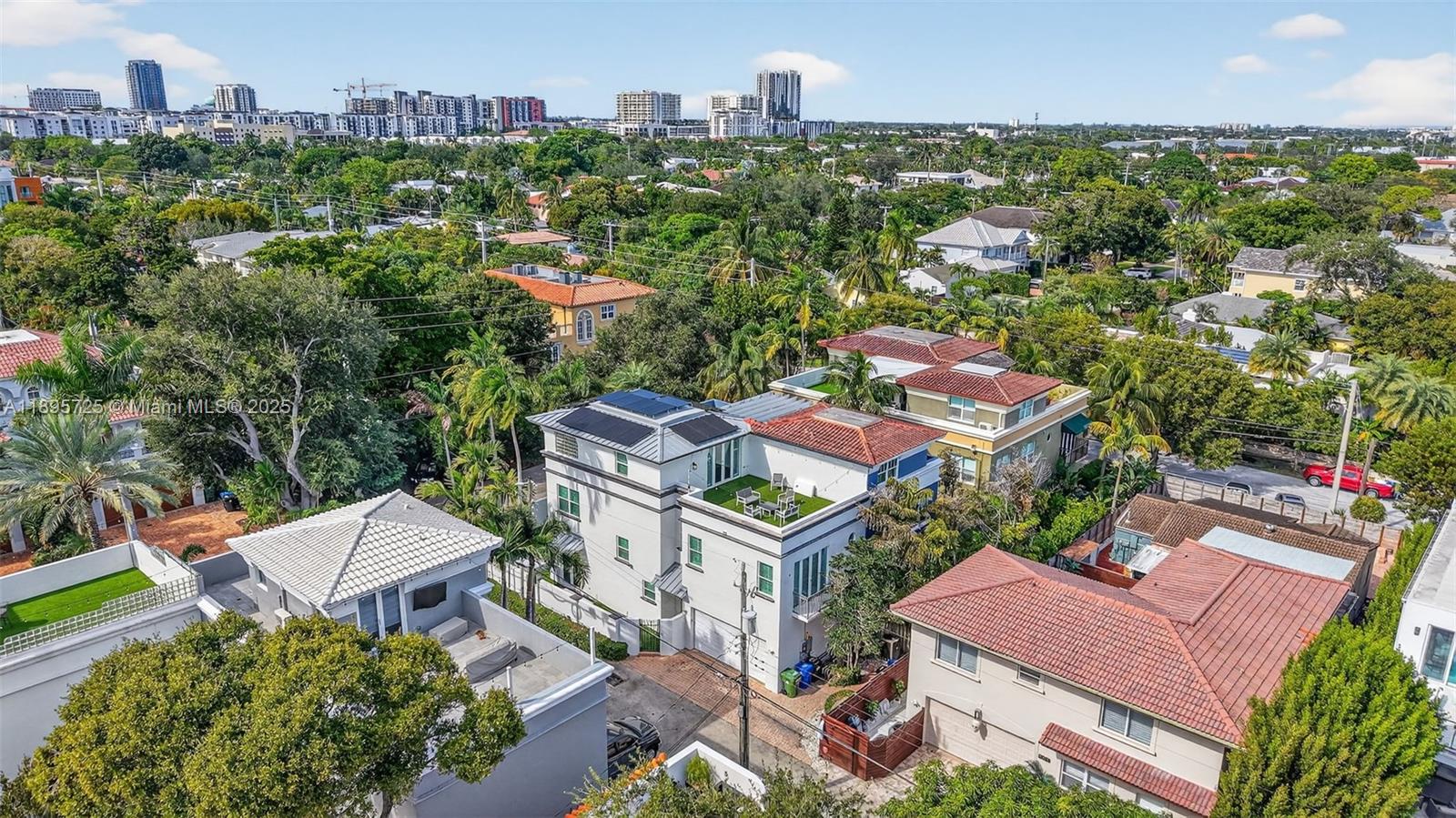 312 Northeast 12th Avenue Fort Lauderdale, FL 33301 - Photo 33 of 39 an aerial view of multiple houses with yard