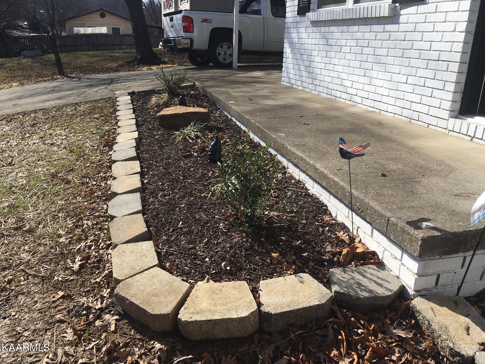 1809 Highland Road Maryville, TN 37801 - Photo 17 of 46 Flowerbed 1