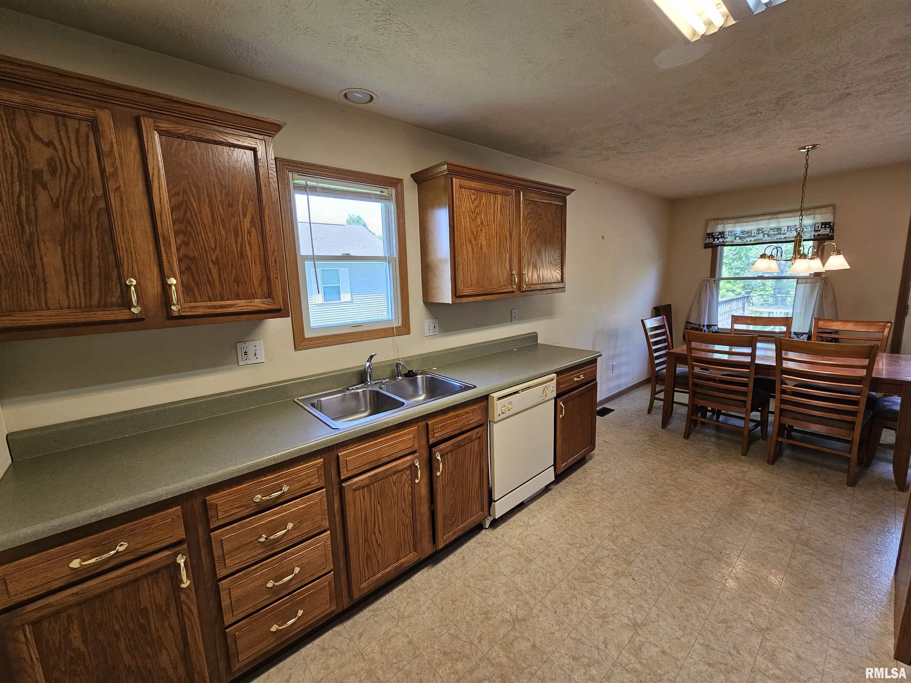 506 Bitterroot Drive Athens, IL 62613 - Photo 9 of 23 Gallery Image 9