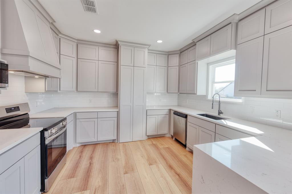 808 North Main Street Tioga, TX 76271 - Photo 4 of 23 a kitchen with granite countertop a sink stainless steel appliances and cabinets