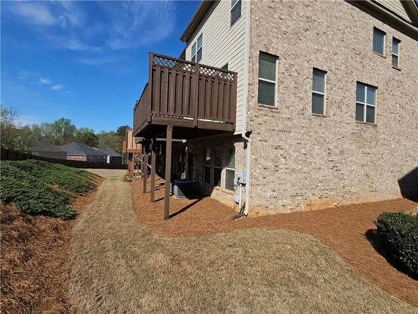 a view of a house with backyard and porch