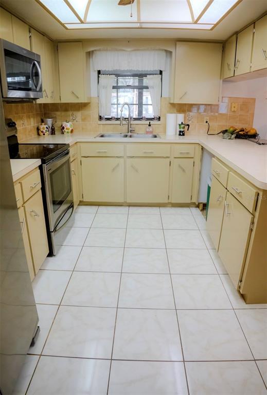 4150 South Apopka Avenue Inverness, FL 34452 - Photo 26 of 84 a kitchen with stainless steel appliances granite countertop a stove a sink and a refrigerator