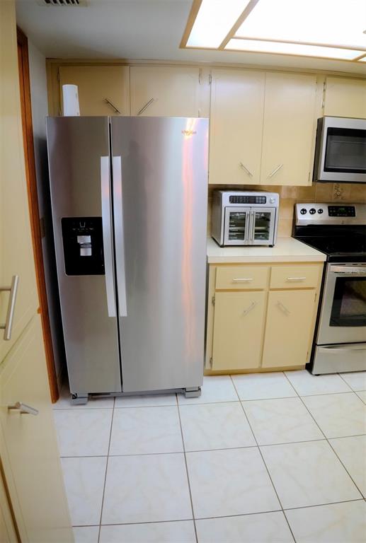 4150 South Apopka Avenue Inverness, FL 34452 - Photo 31 of 84 a kitchen with stainless steel appliances a refrigerator a stove a microwave and sink