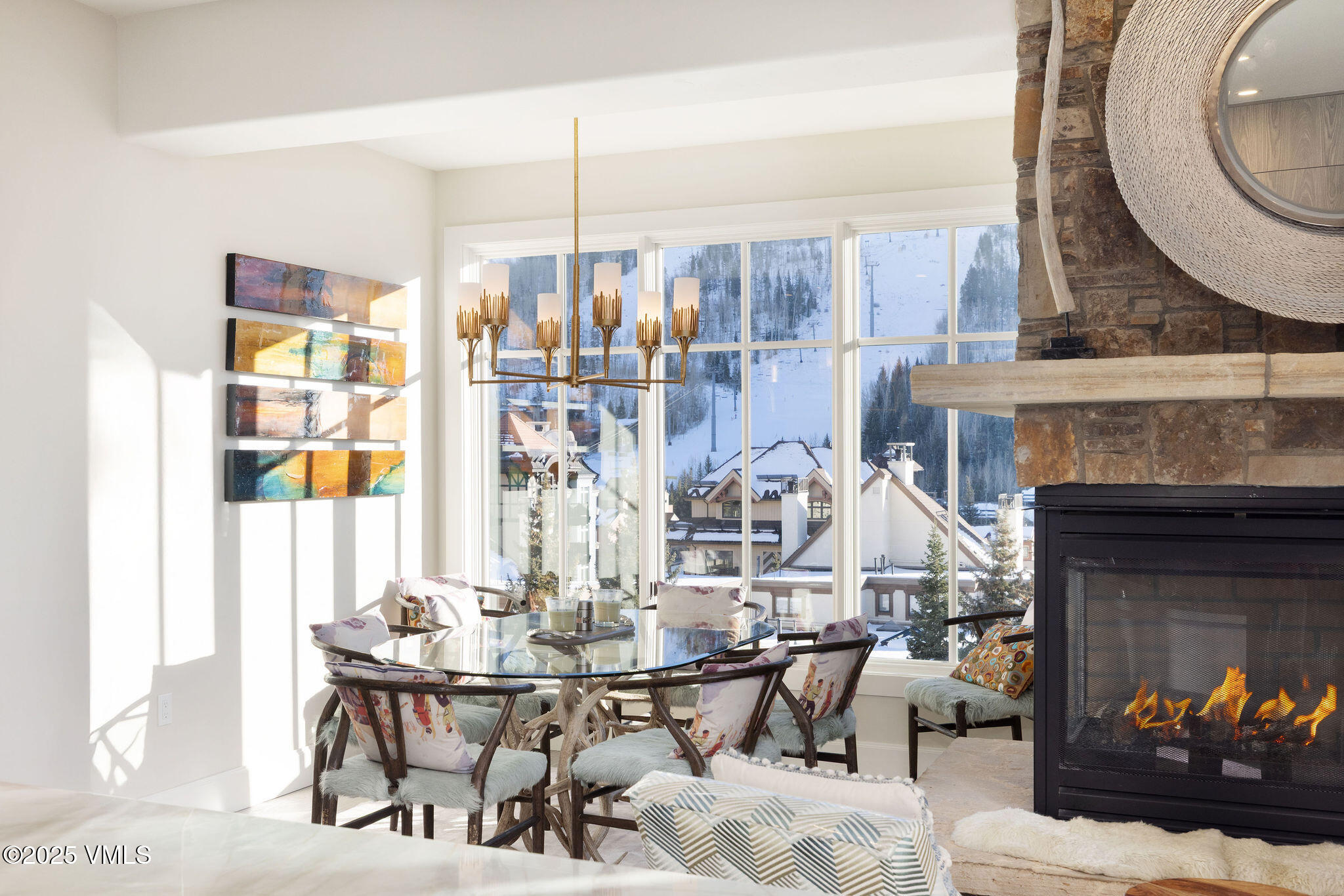 2512_landmark_517_interior_dining_a