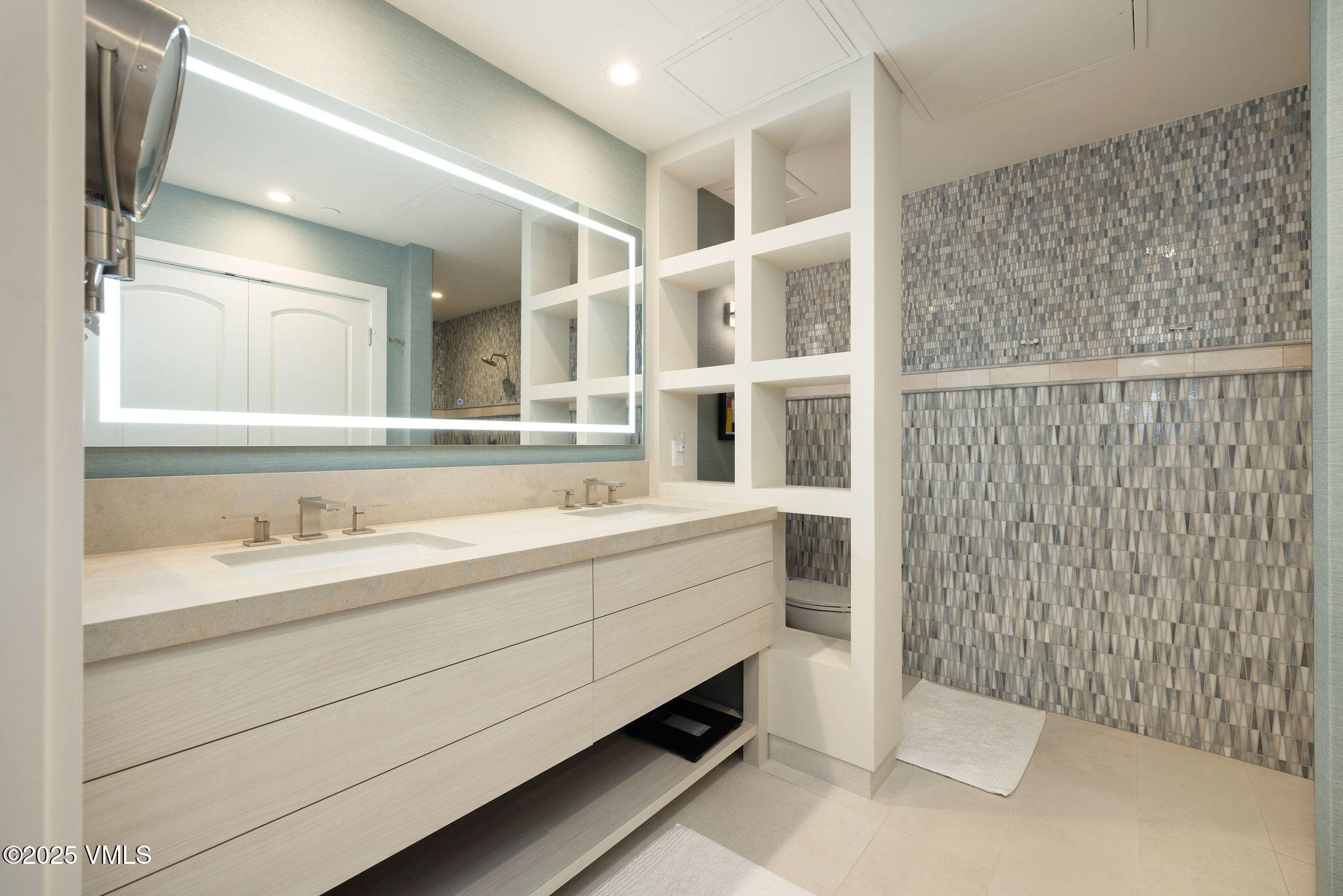 610 West Lionshead Circle, Unit 517 Vail, CO 81657 - Photo 4 of 18 2512_landmark_517_interior_bath02