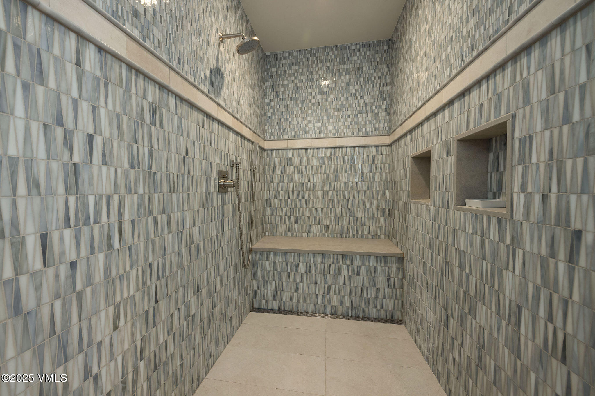 610 West Lionshead Circle, Unit 517 Vail, CO 81657 - Photo 5 of 18 2512_landmark_517_interior_bath02_b