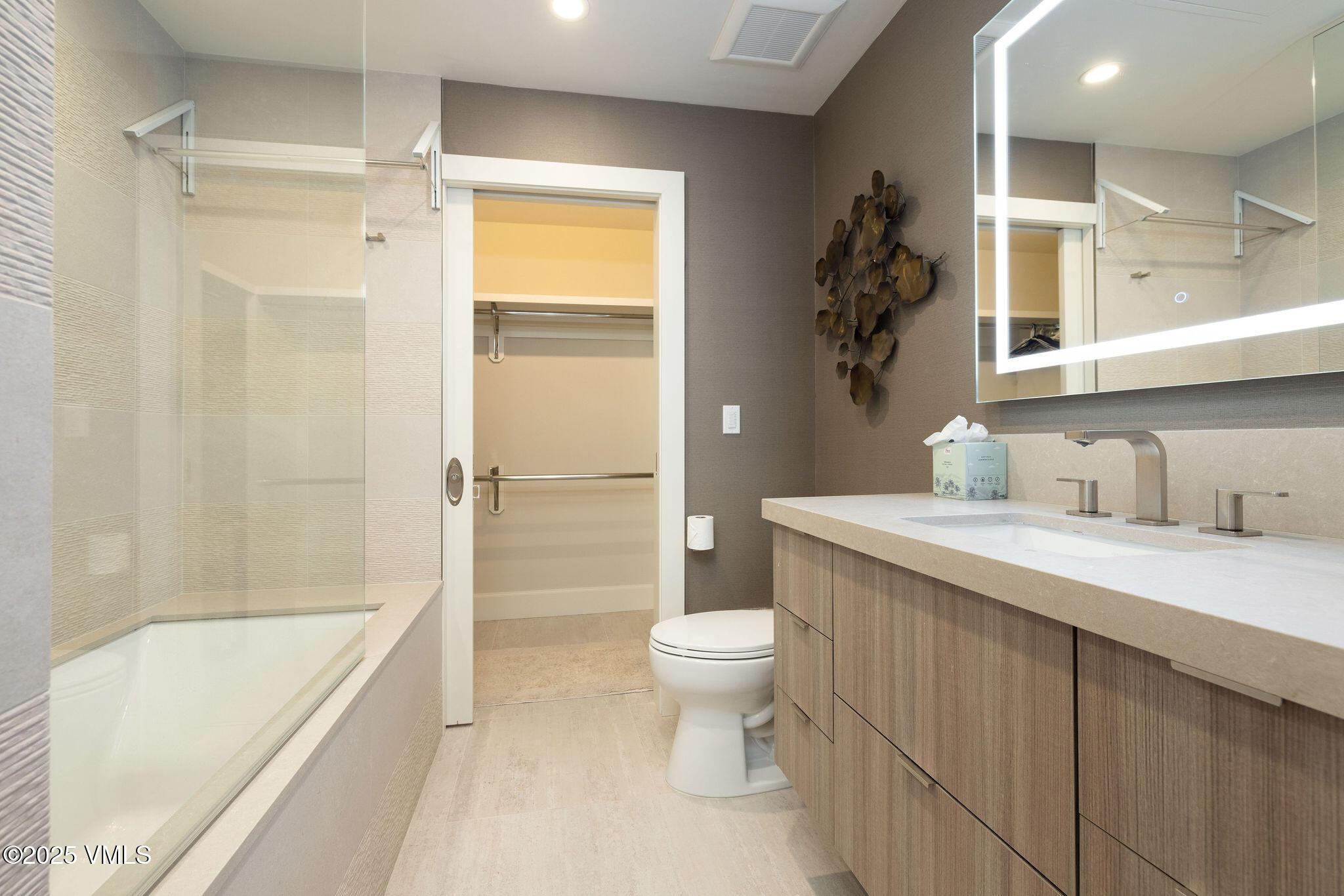 610 West Lionshead Circle, Unit 517 Vail, CO 81657 - Photo 9 of 18 2512_landmark_517_interior_bath03