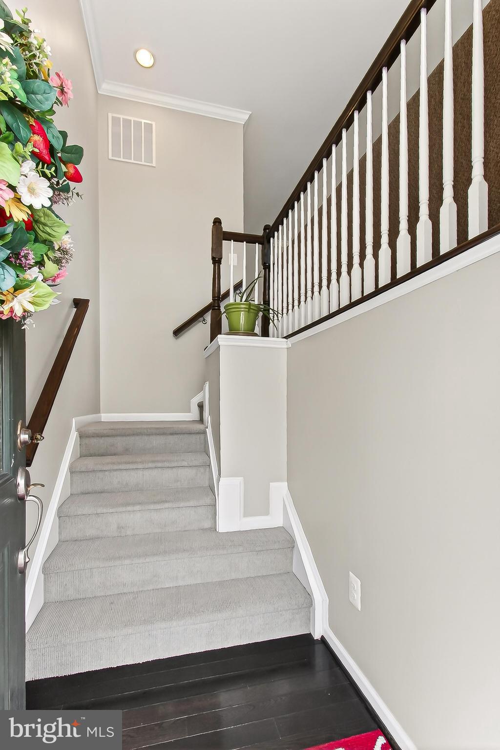 43473 Hopestone Terrace Chantilly, VA 20152 - Photo 7 of 49 a view of entryway with a flower pot