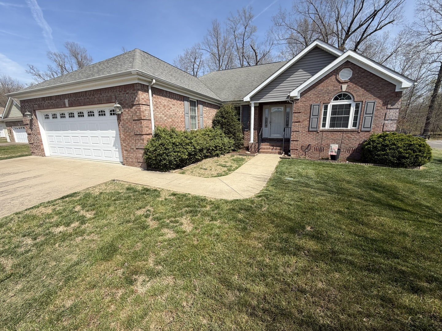 a view of a house with yard and plants