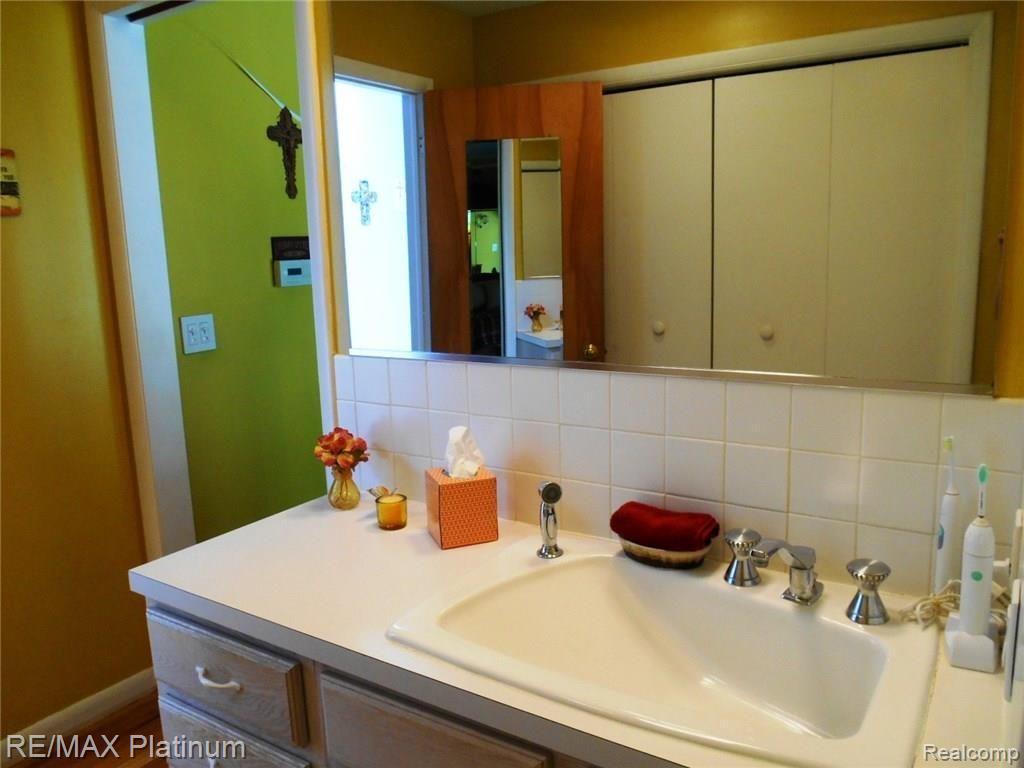 10875 Reynard Road Brighton, MI 48114 - Photo 20 of 52 Mstr Bath1.JPG