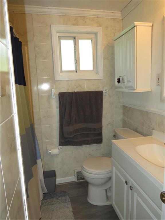 41 Blair Road Eighty Four, PA 15330 - Photo 13 of 33 a bathroom with a toilet a sink and a bathtub