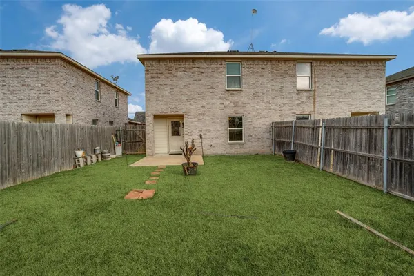 a view of a house with a backyard