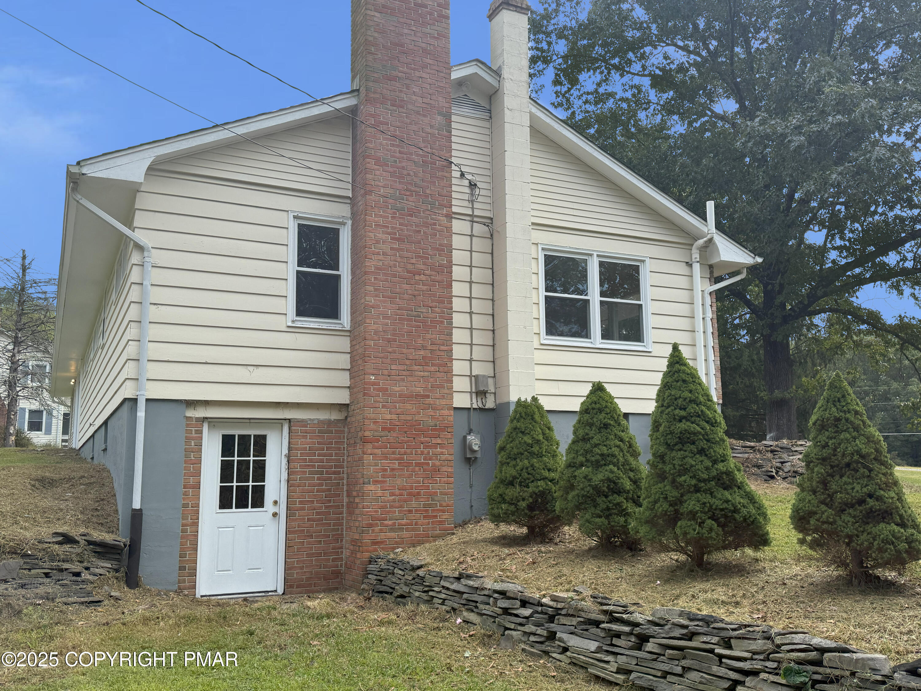 505 Stewart Court Bushkill, PA 18324 - Photo 5 of 34 a view of a house with a yard