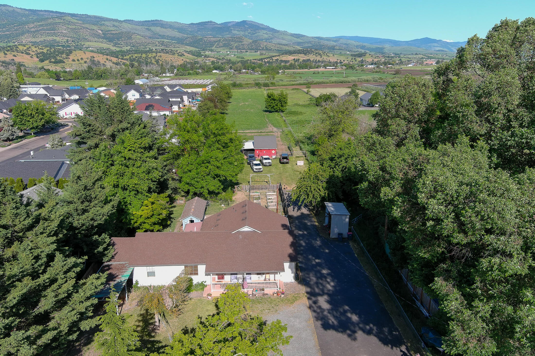 4189 Colver Road Phoenix, OR 97535 - Photo 2 of 37 002