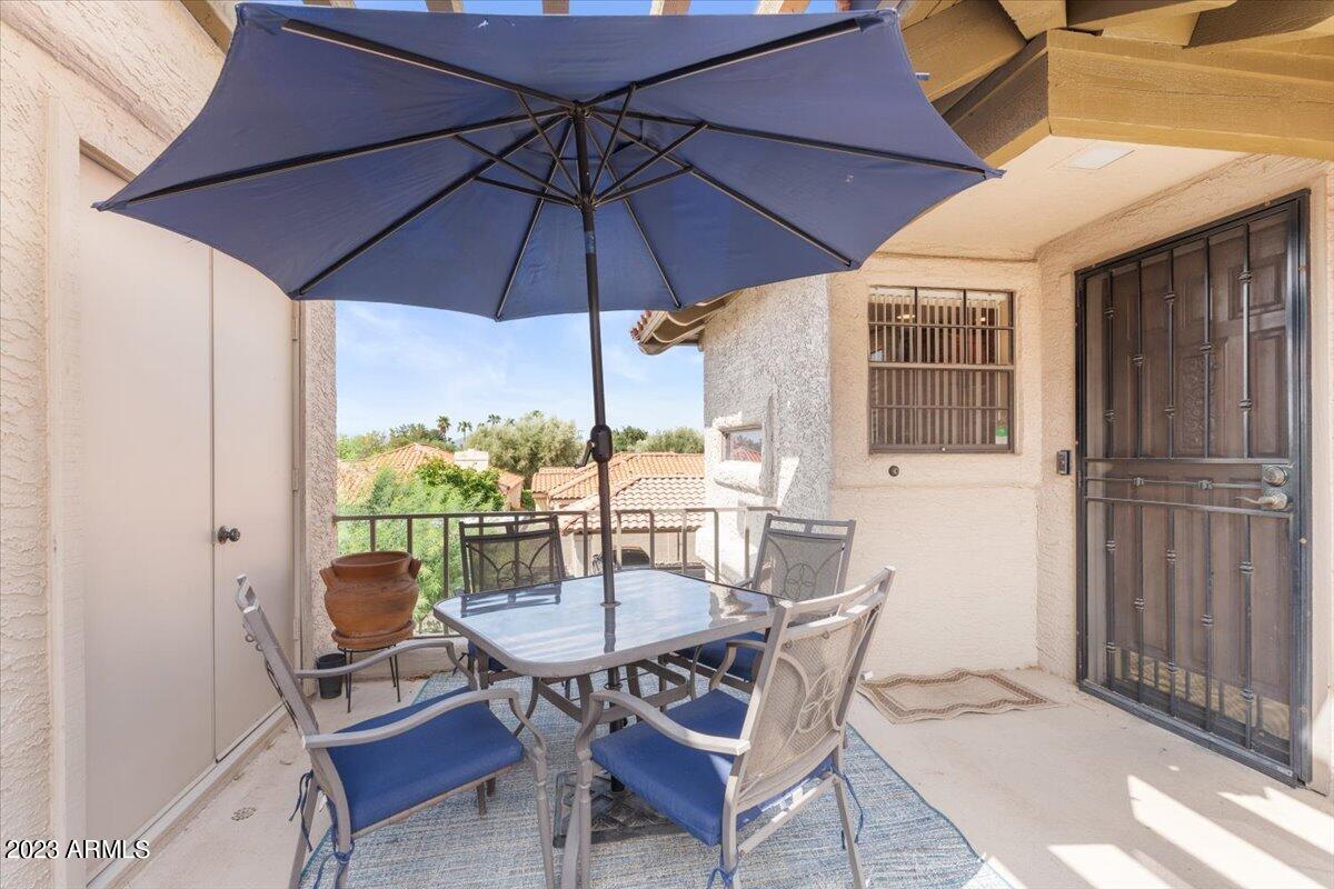 10017 East Mountain View Road, Unit 2053 Scottsdale, AZ 85258 - Photo 8 of 31 a table and chairs in patio