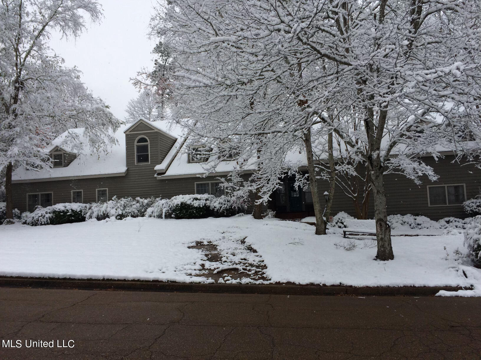 2412 Culleywood Road Jackson, MS 39211 - Photo 3 of 35 snow