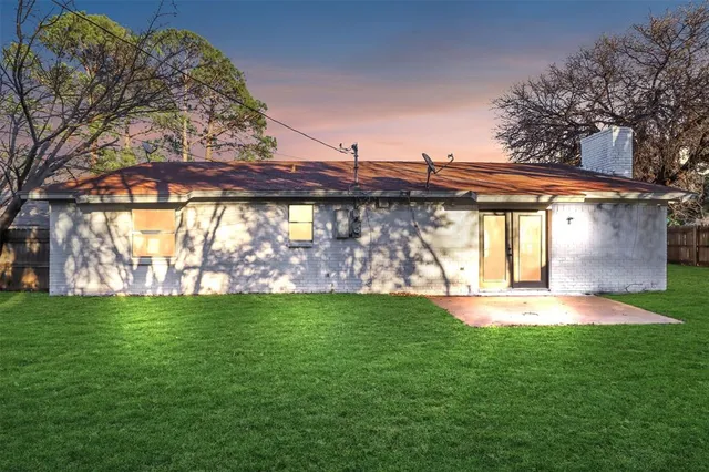 a view of a house with a yard