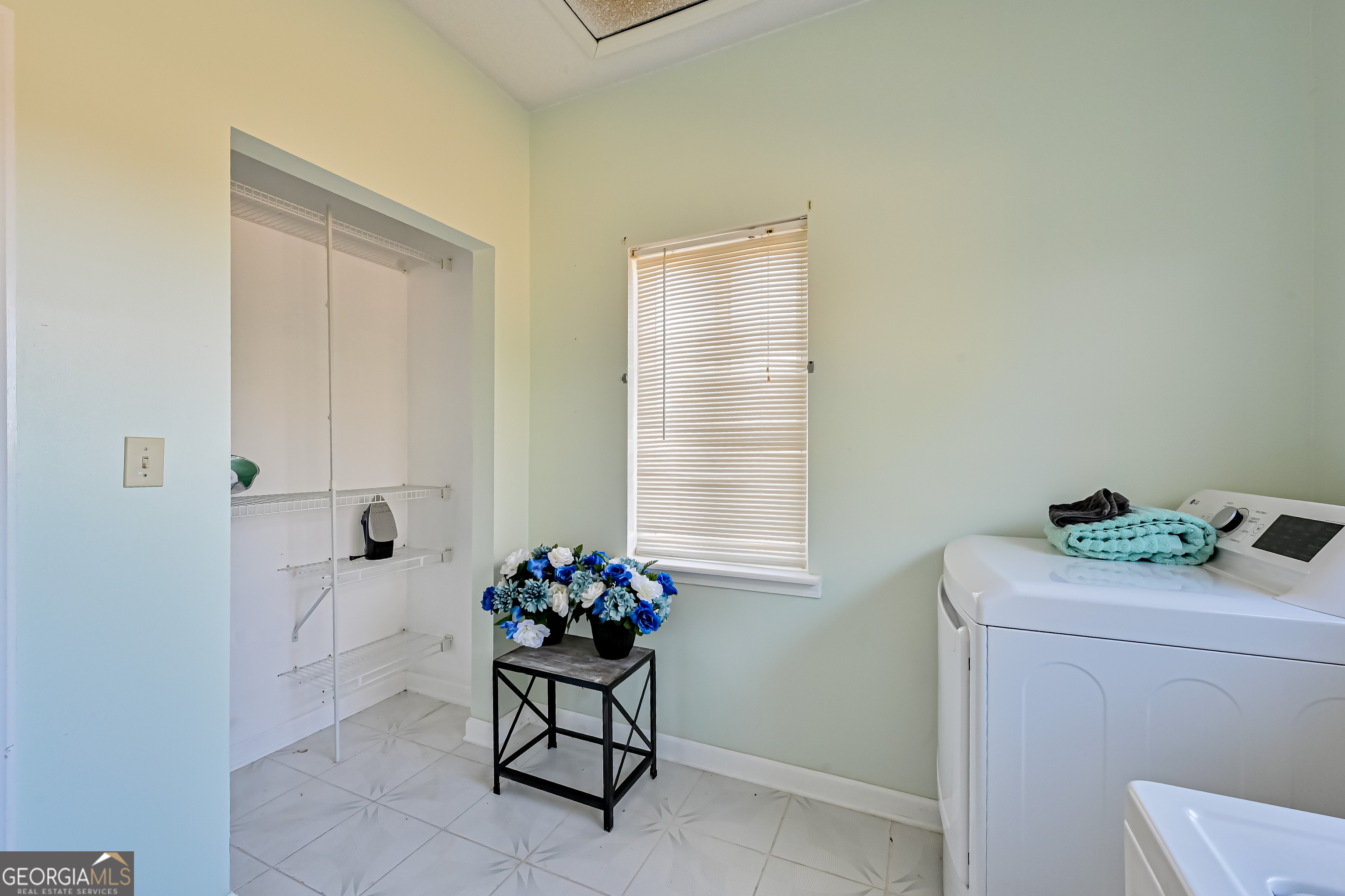 5152 Sandy Bottom Road Blakely, GA 39823 - Photo 29 of 40 a room with furniture and window