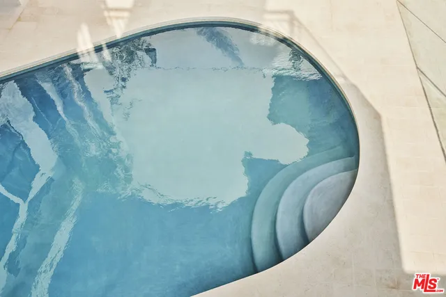 a en suite bathroom with a double vanity sink and a mirror