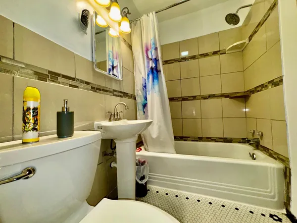 $4,900 | 1464 West Minnehaha Avenue, St. Paul, MN 55104