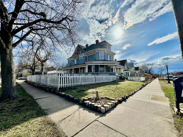 $4,900 | 1464 West Minnehaha Avenue, St. Paul, MN 55104