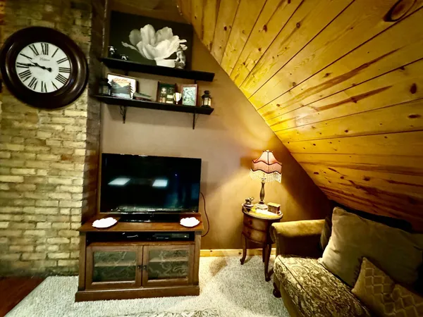 $4,900 | 1464 West Minnehaha Avenue, St. Paul, MN 55104