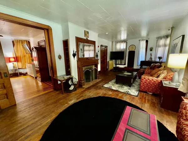 $4,900 | 1464 West Minnehaha Avenue, St. Paul, MN 55104