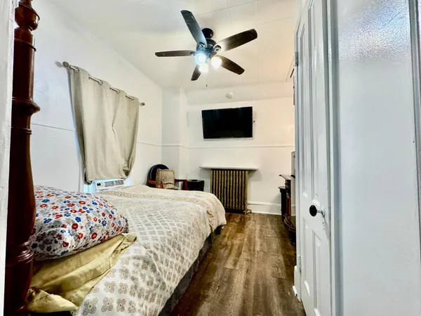 $4,900 | 1464 West Minnehaha Avenue, St. Paul, MN 55104