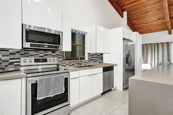 $4,000 | 2619 Parkview Drive South, Hallandale Beach, FL 33009