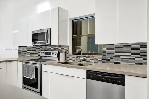 $4,000 | 2619 Parkview Drive South, Hallandale Beach, FL 33009