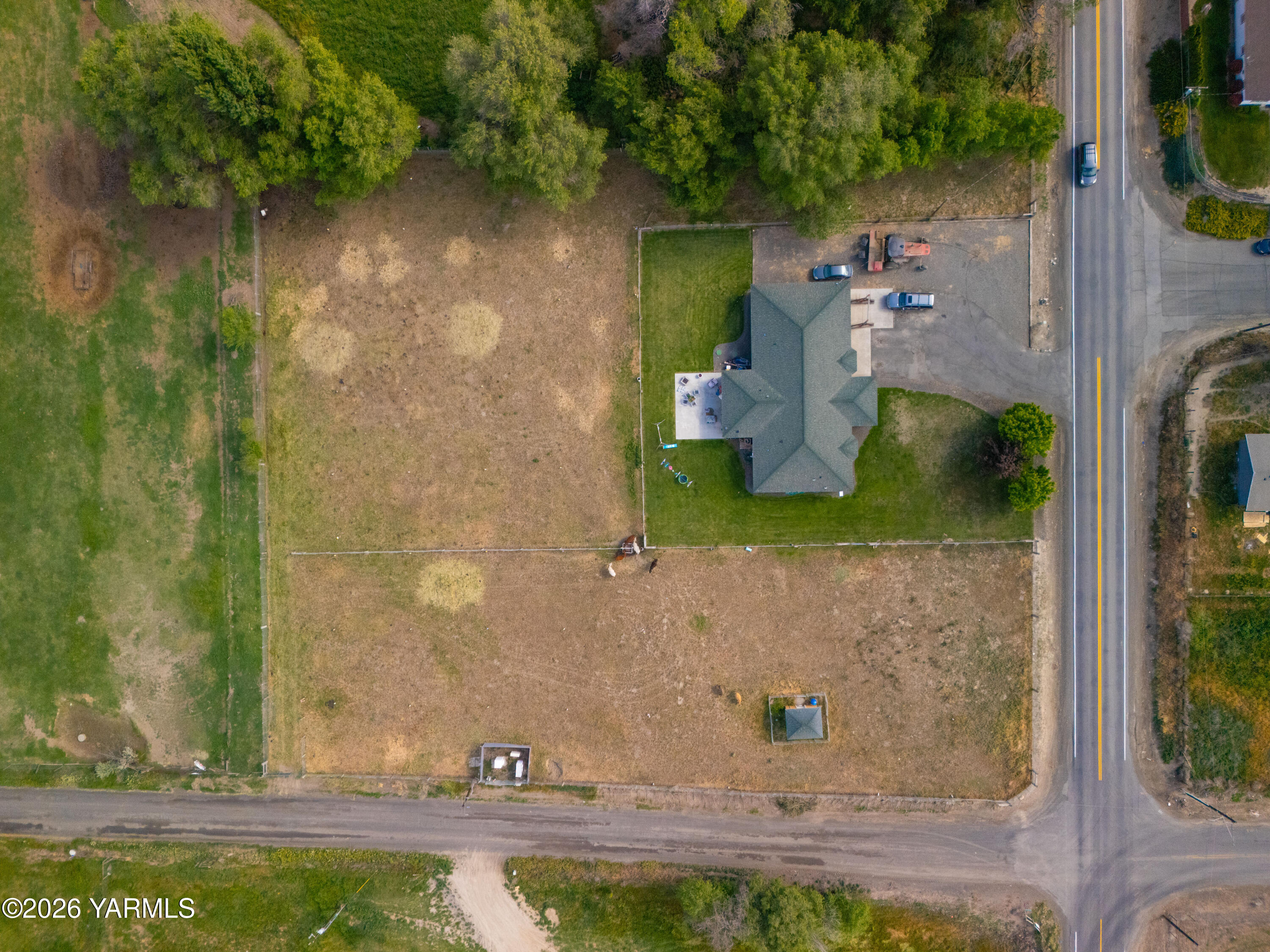 1811 Beam Road Granger, WA 98932 - Photo 20 of 26 front view of a house with a yard