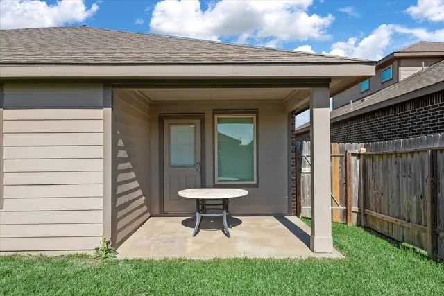 a view of a back yard of the house
