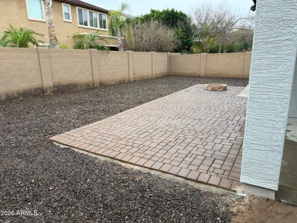 a view of a backyard