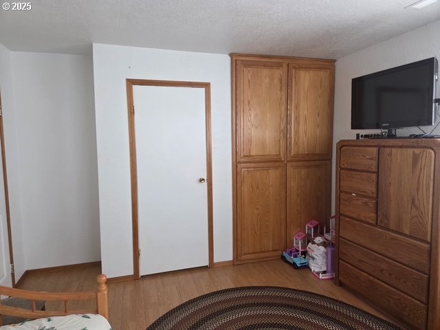 375 Jordan Creek Road Riddle, OR 97469 - Photo 33 of 35 a room with wooden floor and furniture