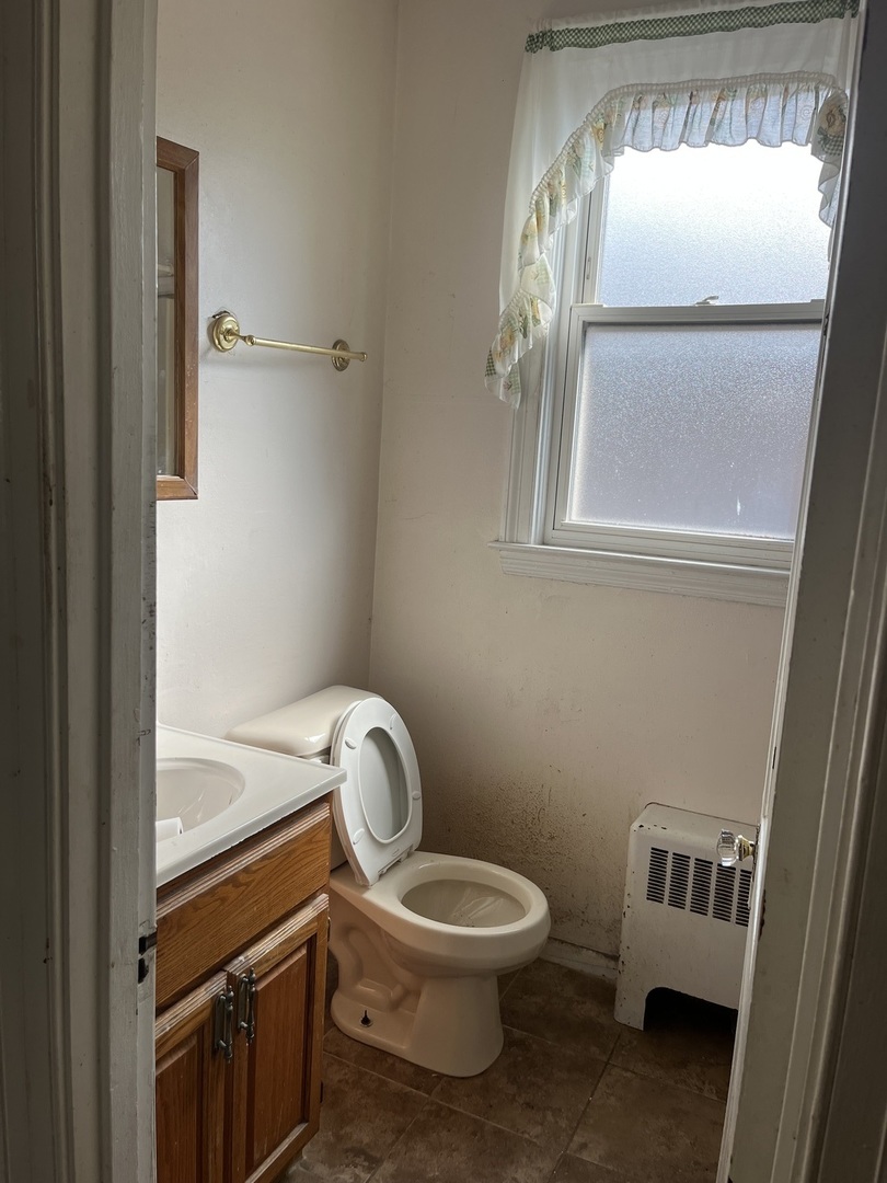 7907 46th Street Lyons, IL 60534 - Photo 3 of 17 a bathroom with a toilet a sink and bathtub