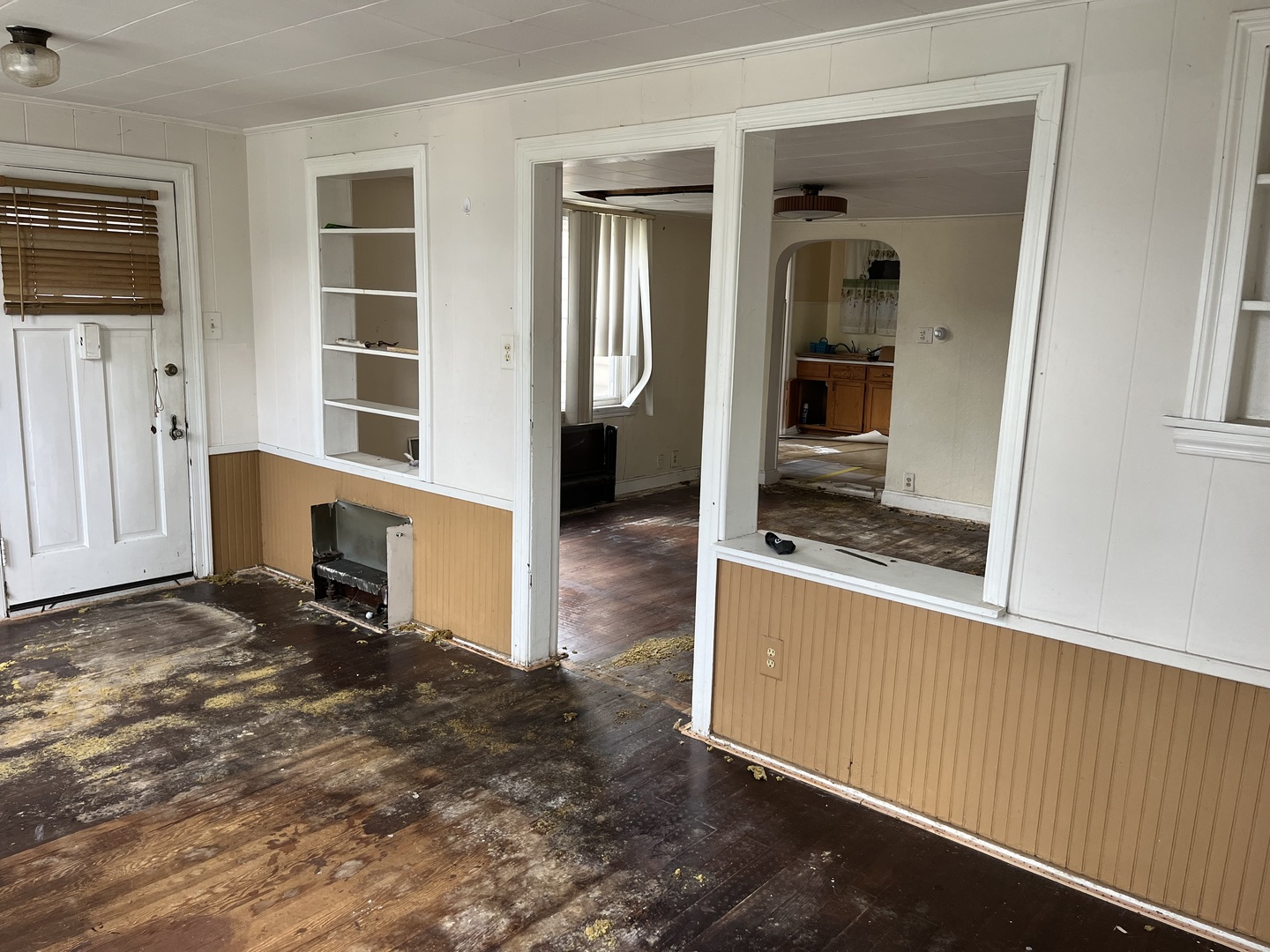 7907 46th Street Lyons, IL 60534 - Photo 5 of 17 an empty room with windows