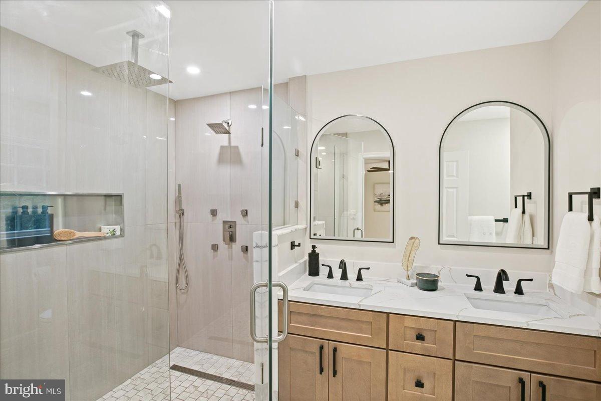 11603 Virgate Lane Reston, VA 20191 - Photo 27 of 59 Primary bath