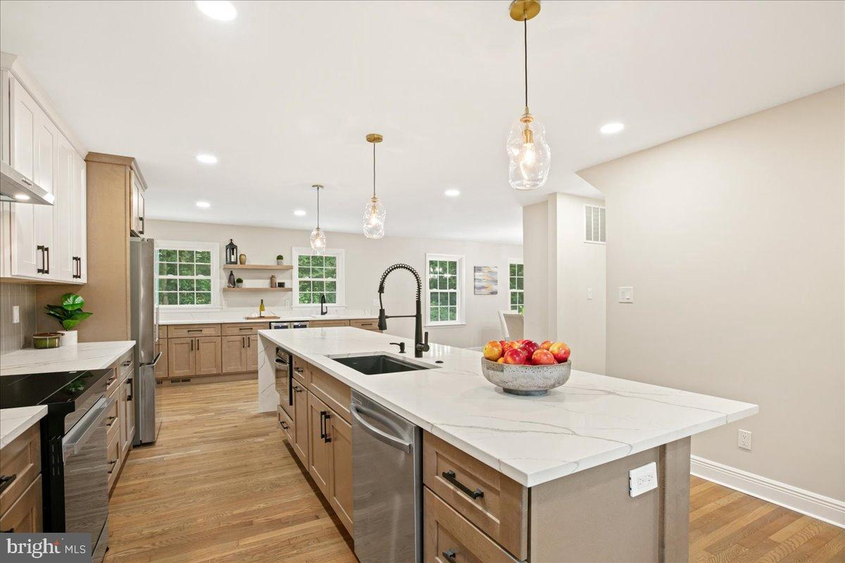11603 Virgate Lane Reston, VA 20191 - Photo 7 of 59 Kitchen with view of wet bar