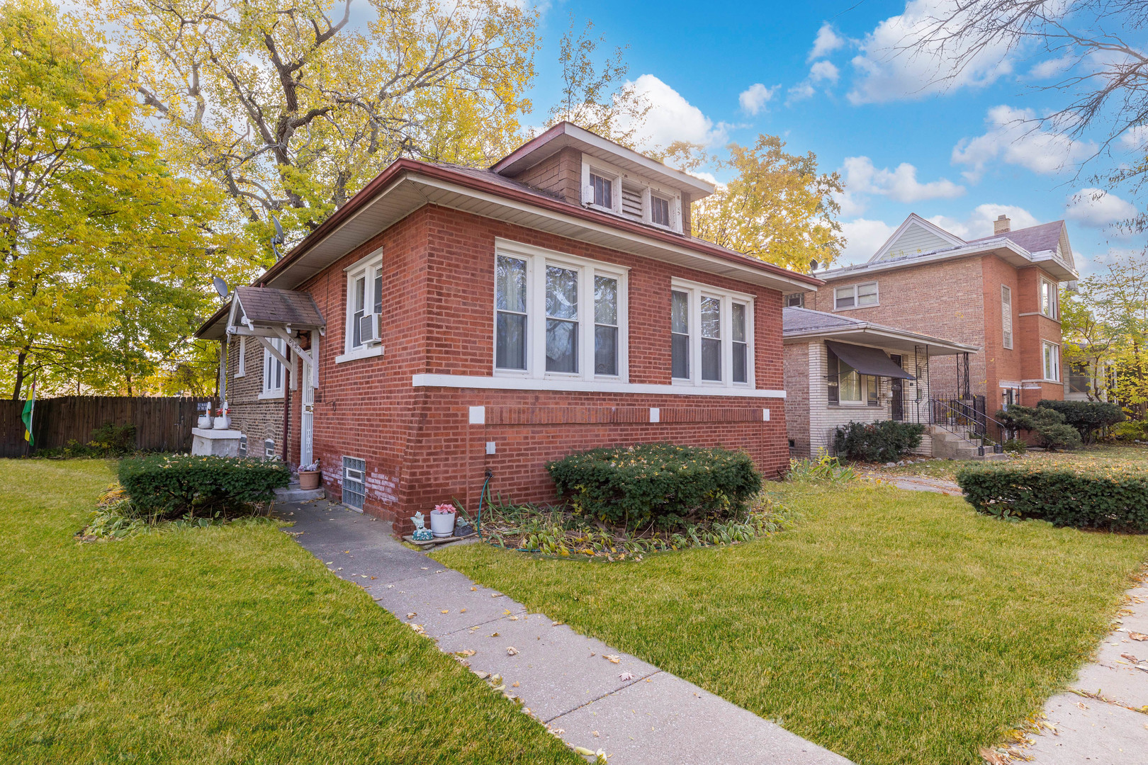8129 South Cornell Avenue Chicago, IL 60617 - Photo 2 of 21 a view of a yard in front of a house