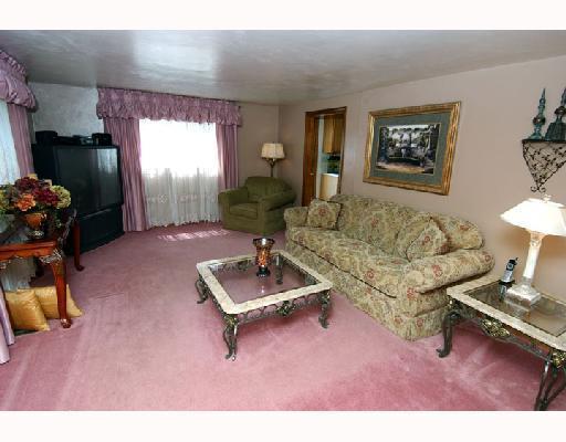 218 Oak Road Gibsonia, PA 15044 - Photo 2 of 8 Living Room.