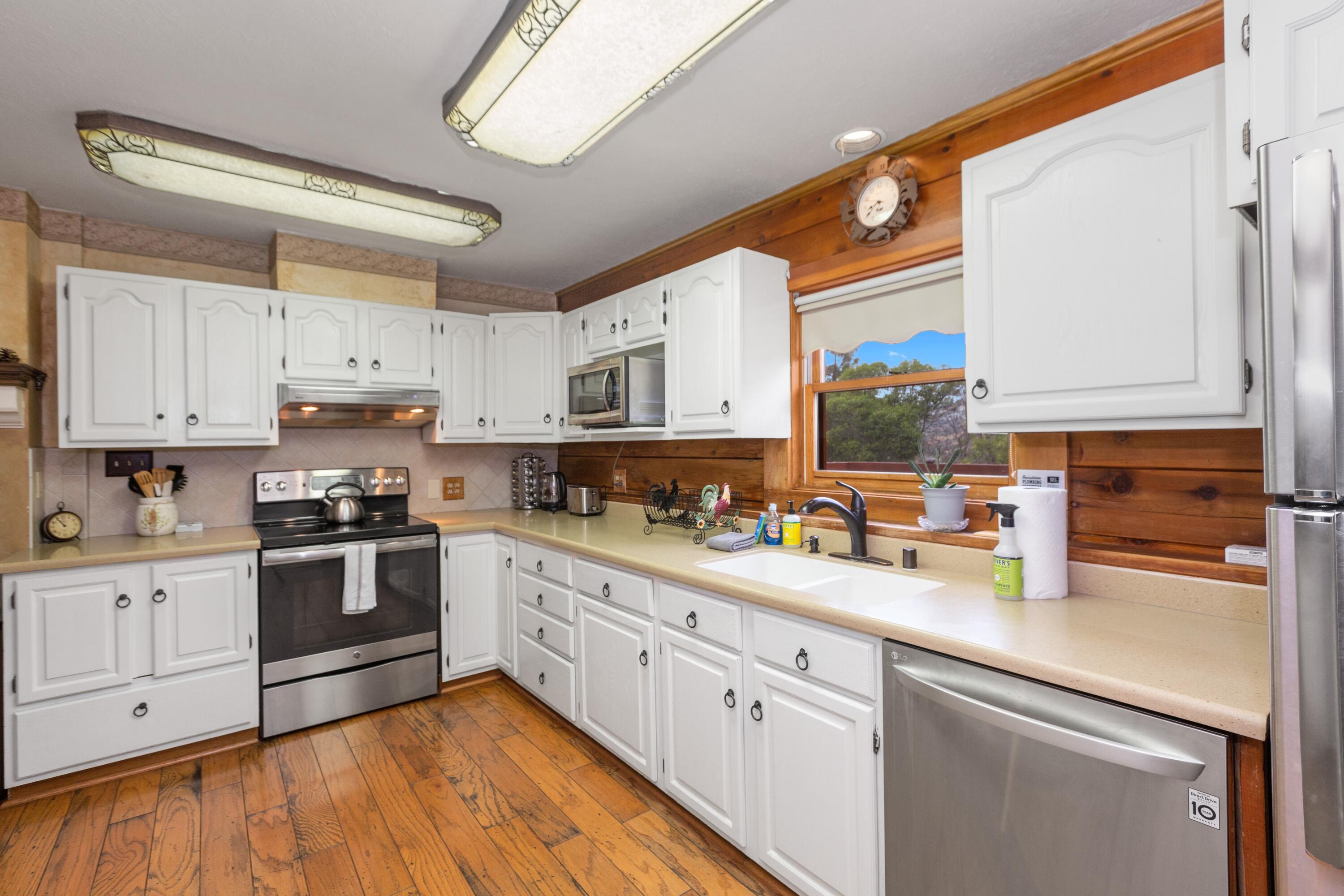42182 Mynatt Drive Three Rivers, CA 93271 - Photo 8 of 67 Kitchen Main 1