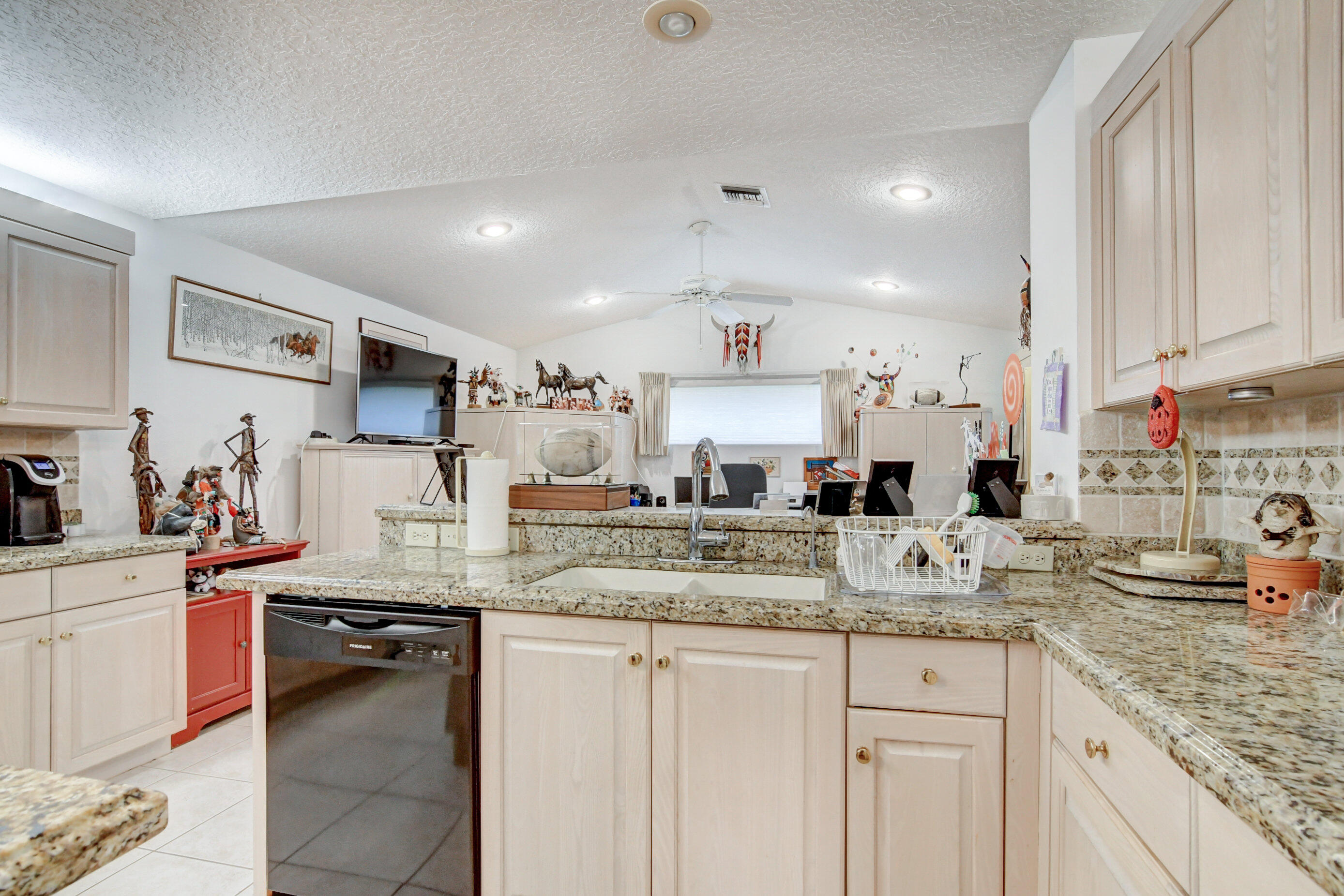 134 East Lee Road Delray Beach, FL 33445 - Photo 22 of 47 Kitchen Granite counters
