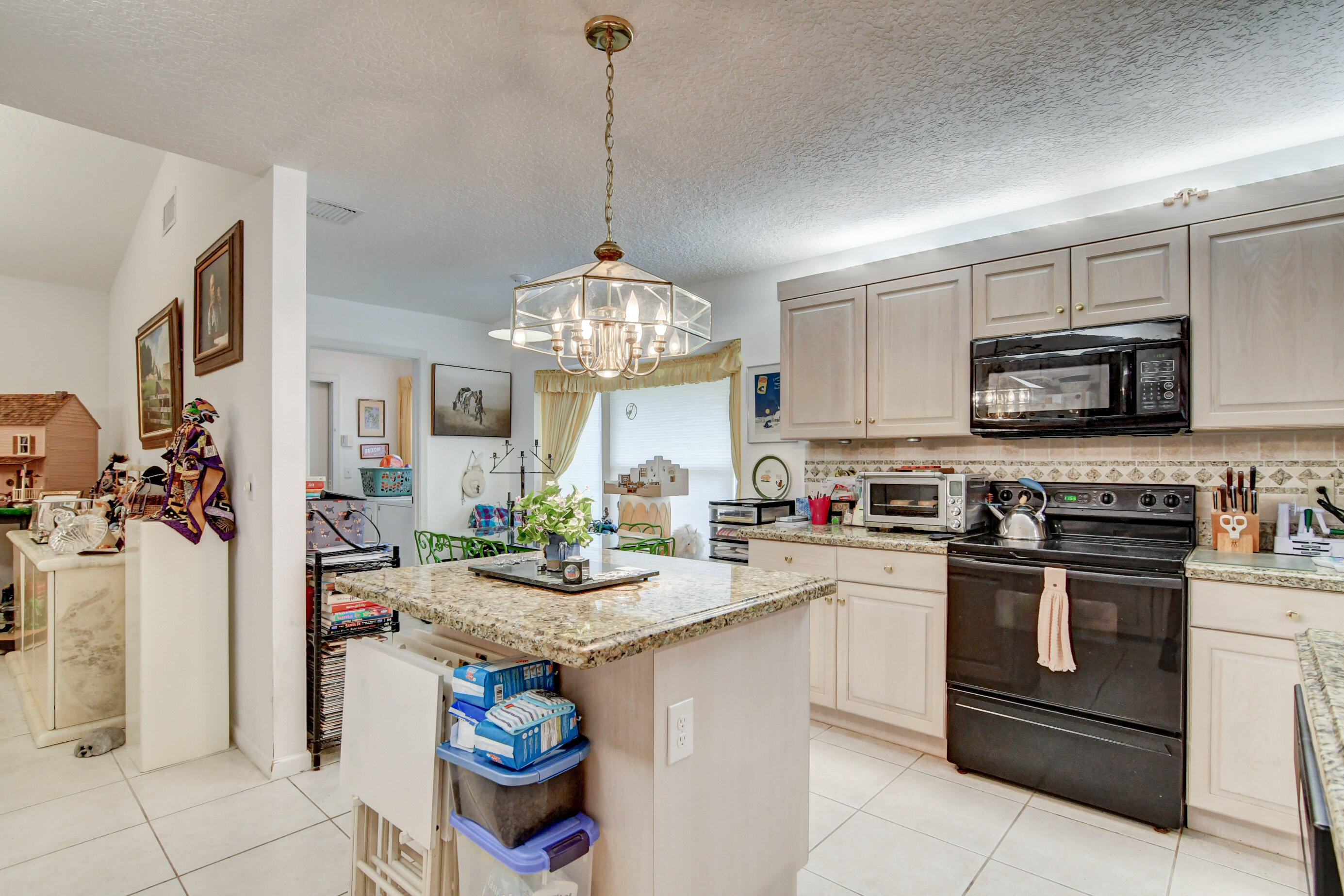 134 East Lee Road Delray Beach, FL 33445 - Photo 23 of 47 Kitchen with island