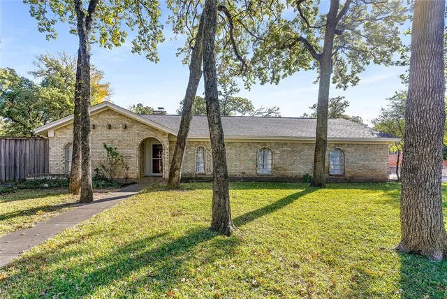 $450,000 | 203 Walnut Way, Euless, TX 76039
