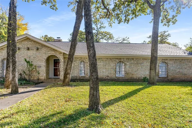 $450,000 | 203 Walnut Way, Euless, TX 76039