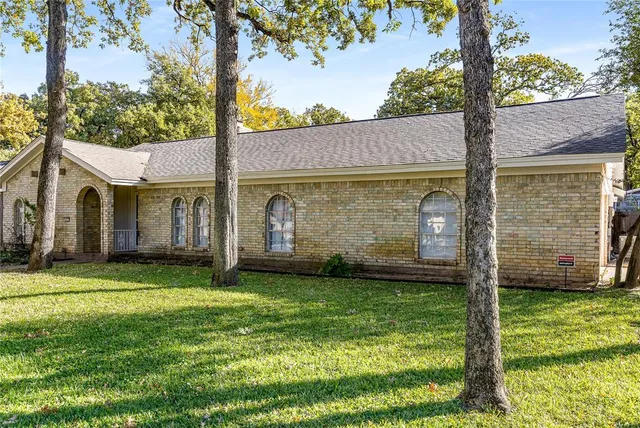 $450,000 | 203 Walnut Way, Euless, TX 76039